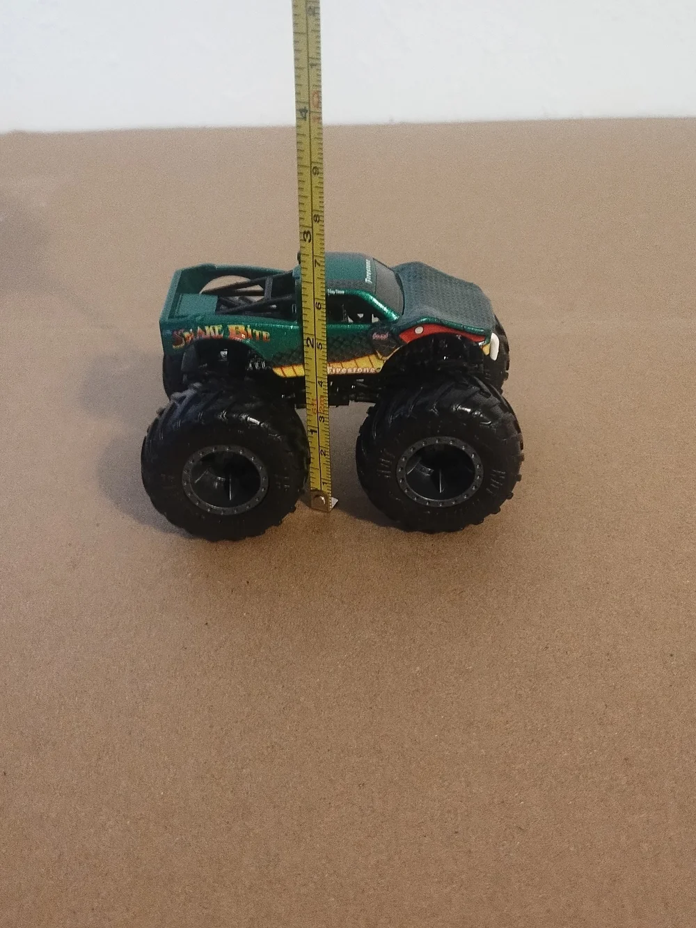 Hot Wheels Green Monster Truck Snake Bite 1:64 scale  very good condition